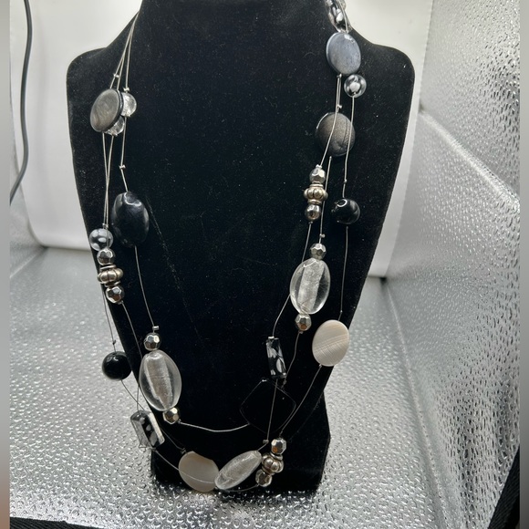 Beautiful Black and White Stone Necklace 11” Length - Picture 1 of 3